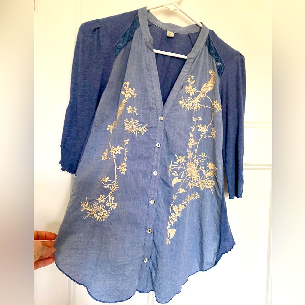 ANTHROPOLOGIE Denim and jersey blouse with embroidery and lace detail.